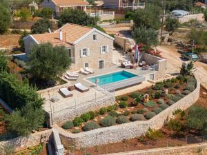 Bazén v ubytování Fiscardo Luxury Stone Villa Alex ,with sunset view! nebo v jeho okolí