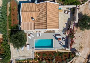 Bazén v ubytování Fiscardo Luxury Stone Villa Alex ,with sunset view! nebo v jeho okolí