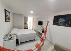 Un dormitorio con una cama y una hamaca. en victory flat em Intermares en Cabedelo