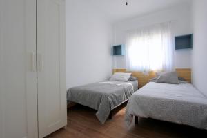 Łóżko lub łóżka w pokoju w obiekcie Apartamento Mercedes Céntrico Playa