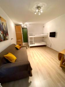 a living room with a couch and a television at Residence Foemina 65 Val di Luce in Abetone