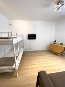 阿貝托內的住宿－Residence Foemina 65 Val di Luce，一间带双层床和电视的客厅