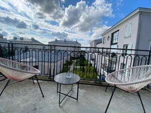 d'un balcon avec deux chaises et une table. dans l'établissement T4 Disney Paris/Val d’Europe, à Serris