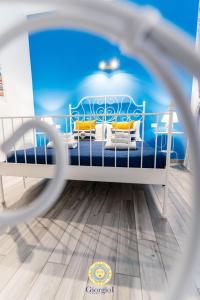 Dormitorio infantil con cama azul y blanca en Giorgio I rooms, en Palermo