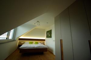a bedroom with a bed in a room with an attic at Mittagspitze in Bettnau