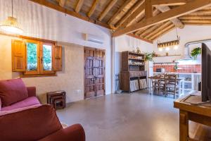 uma sala de estar com um sofá e uma mesa em Encantadora casa rural con piscina privada em El Bosque