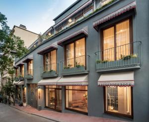 - un bâtiment avec des fenêtres et des balcons dans une rue dans l'établissement Ecole St. Pierre Hotel, à Istanbul