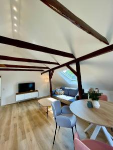 a living room with a couch and a table at Loft an der Seefahrtschule - Timmel in Großefehn 