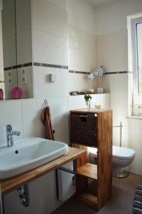 ein Bad mit einem Waschbecken und einem WC in der Unterkunft Strandhafer V4W2 in Dierhagen