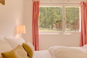 1 dormitorio con cama y ventana con vistas en Apartment Windward, en Zermatt