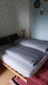 Ce lit se trouve dans un dortoir doté d'un matelas blanc. dans l'établissement De Distel, à Ostende
