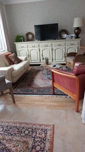 - un salon avec un canapé et une télévision dans l'établissement De Distel, à Ostende