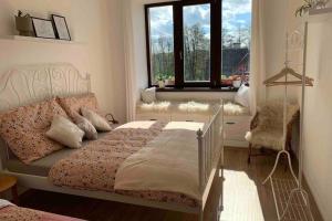 Postel nebo postele na pokoji v ubytování Tři okna do hor-Celý byt k pronájmu