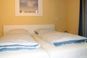 2 Betten nebeneinander in einem Zimmer in der Unterkunft Shattal in Friedenstal