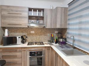 Кухня или мини-кухня в Villa Bienvenue Beachfront House
