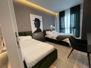 Ένα ή περισσότερα κρεβάτια σε δωμάτιο στο Apartments HomeRent 21 Square Tirana