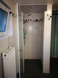 La salle de bains est pourvue d'une douche avec rideau de douche. dans l'établissement Ferienwohnung Stoll, à Brüel