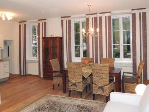 a dining room with a table and chairs at Das alte Zinshaus in Knittelfeld