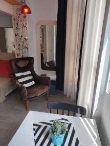 uma sala de estar com uma mesa e uma cadeira em Apartamento Toñi em Las Palmas de Gran Canaria