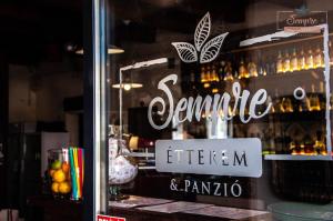 a store window with a sign that says sennery and beer at Sempre Étterem És Panzió in Székesfehérvár