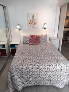 um quarto com uma cama grande e almofadas em Apartamento Toñi em Las Palmas de Gran Canaria