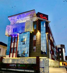 ein Gebäude mit Weihnachtslichtern darüber in der Unterkunft God's Touch Apartments Signature in Lagos