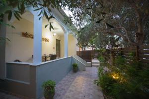 a house with an archway and a patio at Casa Dina in Lefkada Town