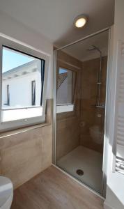 KronsgaardにあるÆrøのバスルーム(シャワー、トイレ付)、窓が備わります。