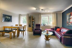 sala de estar con sofá y mesa en Mücke, Christian, en Zingst