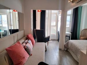 um pequeno quarto com um sofá e um espelho em Apartamento Toñi em Las Palmas de Gran Canaria