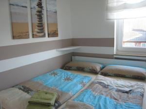 2 camas individuales en una habitación con ventana en 2 min zum Strand, en Borkum