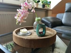 Galeriebild der Unterkunft Ferienwohnung Villa am Pulvermaar in Gillenfeld + 10 Fotos