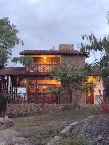 uma casa de pedra com uma varanda ao lado em Casa Serra Negra em Bezerros