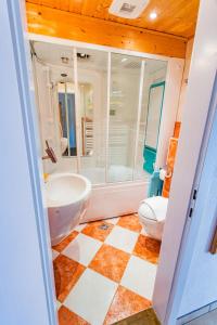 een badkamer met een bad, een toilet en een douche bij Bergidyll 9 by Alpenidyll Apartments in Ramsau am Dachstein
