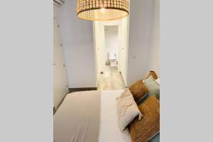 Łóżko lub łóżka w pokoju w obiekcie Precioso apartamento con vistas parciales, garaje y piscina