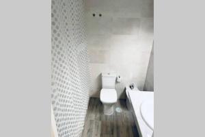 Łazienka w obiekcie Precioso apartamento con vistas parciales, garaje y piscina