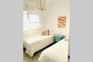 Łóżko lub łóżka w pokoju w obiekcie Precioso apartamento con vistas parciales, garaje y piscina