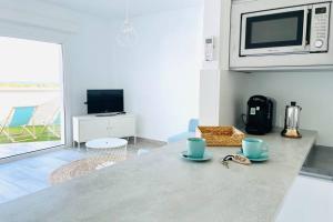 Telewizja i/lub zestaw kina domowego w obiekcie Precioso apartamento con vistas parciales, garaje y piscina