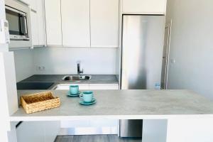 Kuchnia lub aneks kuchenny w obiekcie Precioso apartamento con vistas parciales, garaje y piscina