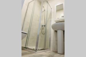 Łazienka w obiekcie Precioso apartamento con vistas parciales, garaje y piscina