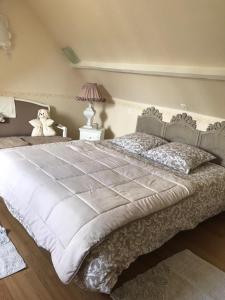 מיטה או מיטות בחדר ב-Les Chambres de Paule