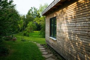 ein Backsteinhaus mit einem Seitenfenster in der Unterkunft Hide-Away in Eckernförde