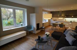 een woonkamer met een bank en een tafel bij Hide-Away in Eckernförde
