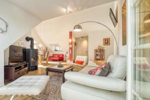 uma sala de estar com um sofá branco e uma mesa em Les Belles, Haus Cecile, FW Romantique, Whg 5 em Zingst