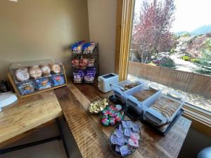 Cette chambre dispose d'une table avec de la nourriture et d'une fenêtre. dans l'établissement Estes Mountain Inn, à Estes Park