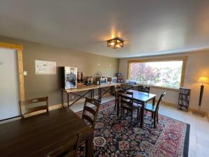 Η κουζίνα ή μικρή κουζίνα στο Estes Mountain Inn
