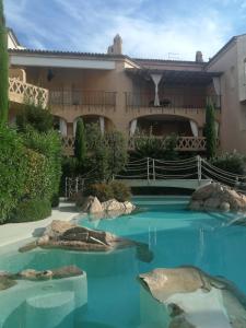 een zwembad voor een huis bij APPARTAMENTO VILLAGGIO CASCINA - JESOLO in Lido di Jesolo