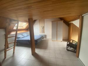 Saint-AvéにあるLe Penty Yviの小さなベッドルーム(ベッド1台付)、ロフトが備わります。