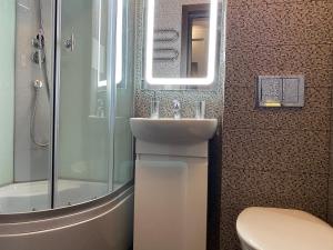 Modern luxury studio in the center of Kharkiv at Konstitutsii Square的一间浴室