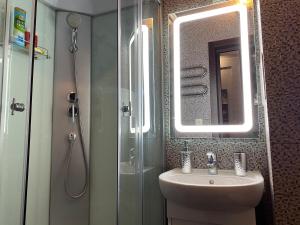 Modern luxury studio in the center of Kharkiv at Konstitutsii Square的一间浴室
